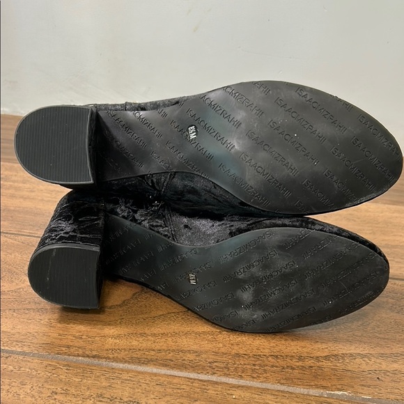 Elegant Black Velvet Ankle Boots with Pearl Detailing Isaac Mizrahi brand. 8.5 - Picture 10 of 10